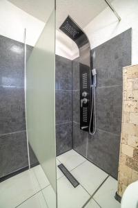 Et badeværelse på Pensiunea Sky