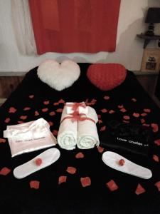 una mesa con corazones rojos con cucharas y toallas en LE LOVE CHALET DES ALPES, en Guillestre
