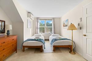 Un pat sau paturi într-o cameră la Bike trail, Tennis Court, Surrounded by nature