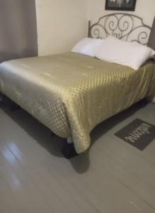 Una cama en una habitación con colcha. en Casa en La zona Centro de la Ciudad, en Ciudad Juárez