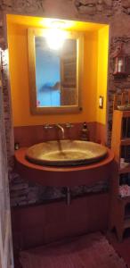 y baño con lavabo y espejo. en Posada de la Cruz, en Querétaro