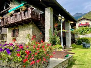 a house with flowers in front of it at maison la chapelle in Aosta