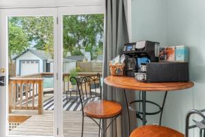 Un balcón con una mesa con una impresora. en Experience Cape Cod Magic Stay in Hyannis, Where Memories Are Made, en Barnstable
