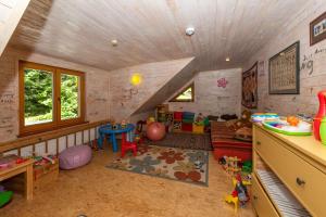 Habitación infantil con sofá y mesa en Hotel Modrin-Wellness, en Trutnov