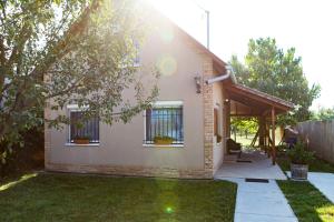 Casa pequeña con porche y patio en Kevikincses Vendégház, en Túrkeve