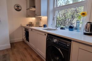 cocina con fregadero y lavavajillas en Dale Cottage Cozy 3 Bedroom nr Ilkley - West Yorkshire, en Burley in Wharfedale