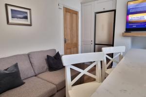 sala de estar con sofá y mesa en Dale Cottage Cozy 3 Bedroom nr Ilkley - West Yorkshire en Burley in Wharfedale