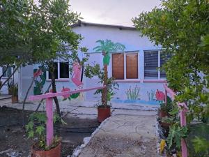 een huis met een schilderij erop bij Mar Rosa Galerazamba Hostal in Galerazamba