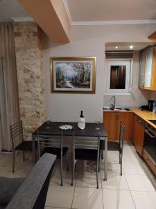 cocina y comedor con mesa y sillas en Dellmar Apartment en Perea