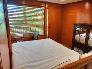 a bedroom with a bed and a window with at orange sky beach bungalow in Agonda