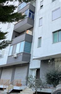 een appartementencomplex met twee stoelen ervoor bij Sergio Apartment in Durrës