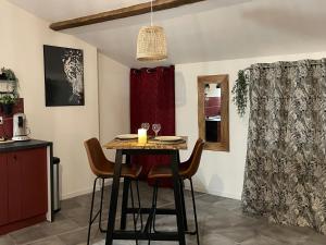 a dining room with a table and chairs at Casa del Jaguar in Gorges