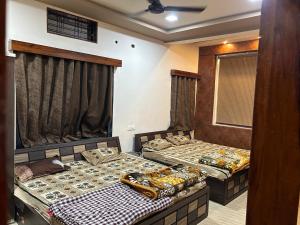 a room with two beds in a room at Hotel New agrawal pudi bhandar in Hoshangābād