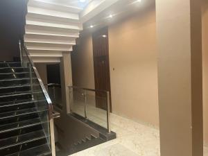 una escalera en un edificio con escalera en Hotel New agrawal pudi bhandar, en Hoshangābād