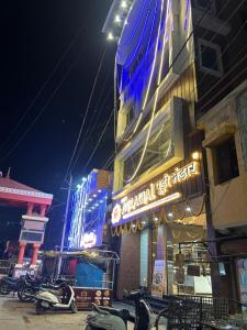 un edificio con motos estacionadas frente a él por la noche en Hotel New agrawal pudi bhandar, en Hoshangābād