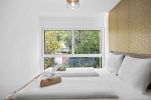 a bedroom with two beds and a large window at Apartments nähe Schloss Schönbrunn in Vienna