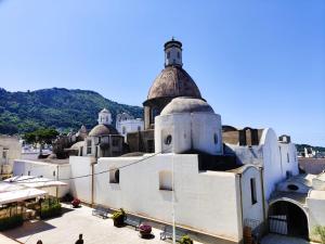 duży biały budynek z kopułowym dachem w obiekcie Ipazia Capri w mieście Anacapri