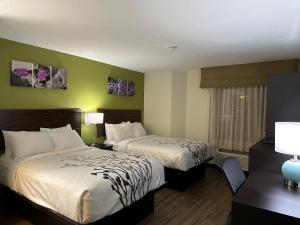 En eller flere senge i et værelse på Sleep Inn Savannah Gateway I-95