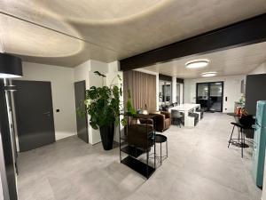 una sala de estar con una mesa y una planta. en Luxuriöses Apartment direkt am Kanal 125 m² - youpartments en Münster