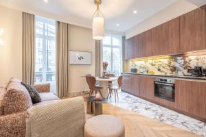- un salon avec un canapé et une table dans l'établissement Yuna Saint-Germain-des-Prés - Serviced Apartments, à Paris