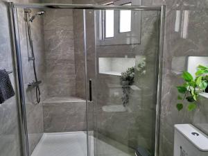 a shower with a glass door in a bathroom at Κομψό διαμέρισμα 2 υπνοδωματίων in Limassol