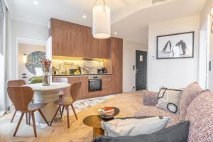 パリにあるYuna Saint-Germain-des-Prés - Serviced Apartmentsのソファとテーブルのあるリビングルーム