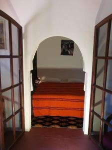 1 dormitorio con 1 cama y 2 ventanas grandes en Chez Kossai Atlas Farm, en Chtawna