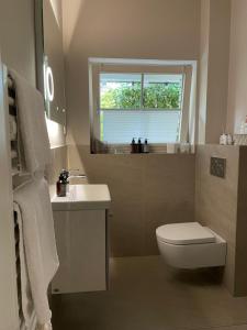 Ένα μπάνιο στο Privates Zimmer in einem gepflegten Bungalow