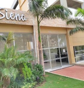 uma loja com uma palmeira em frente em Siena em Barranquilla