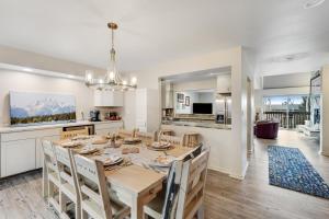 una sala da pranzo e una cucina con tavolo e sedie di Windriver Retreat a Teton Village