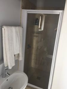 a bathroom with a shower and a toilet and a sink at Breede View in Kontiki