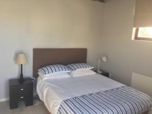 um quarto com uma cama com duas almofadas em Breede View em Kontiki
