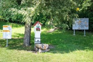 um jardim com uma casa de pássaros ao lado de uma árvore em Canisiusbrünnl Self- Check in em Innsbruck