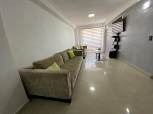 波拉馬的住宿－PÉTALO PREMIUM，客厅配有沙发和桌子