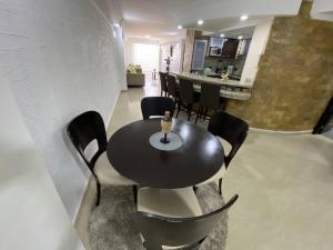 波拉馬的住宿－PÉTALO PREMIUM，一间用餐室,配有黑色的桌子和椅子