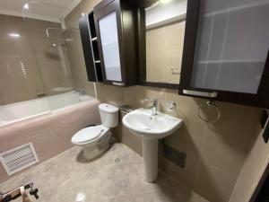 a bathroom with a sink and a toilet and a tub at PÉTALO PREMIUM in Porlamar