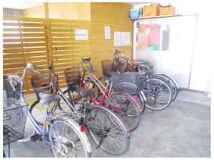 un grupo de bicicletas estacionadas al lado de un garaje en Minshuku Suzu - Vacation STAY 25825v, en Shimanto