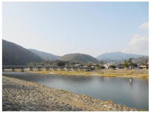 einen Fluss mit Brücke und Bergen im Hintergrund in der Unterkunft Minshuku Suzu - Vacation STAY 25825v in Shimanto