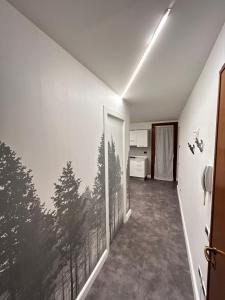 un corridoio con una grande finestra con alberi sul muro di Suite 31 ApartamentRovigo a Rovigo