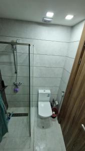 uma casa de banho com um WC e um chuveiro em Cosy Appartement Au Centre de Casablanca em Casablanca