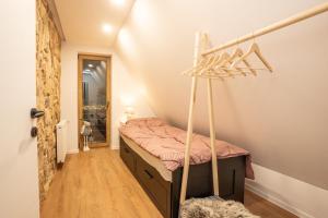 małą sypialnię z łóżkiem w pokoju w obiekcie The Magic Forest - Holiday Home & Spa Zone Platak w mieście Soboli