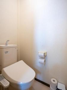 La salle de bains est pourvue de toilettes et de 2 rouleaux de papier toilette. dans l'établissement maison elegance - Vacation STAY 15799, à Tokyo