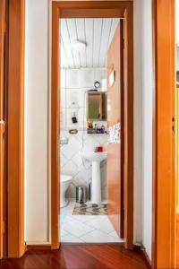 une salle de bain avec toilettes et lavabo dans l'établissement Acomodação-Viasoft-UP-Ecoville-INC-FioCruz-CIC, à Curitiba