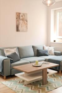 un soggiorno con divano e tavolino da caffè di Apartmán NeKLID a Jáchymov
