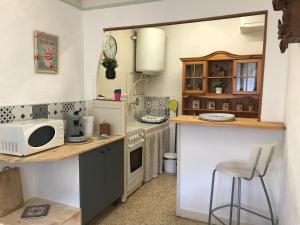 - une petite cuisine avec un comptoir et un four micro-ondes dans l'établissement Appartement familial, à Mont-Dauphin