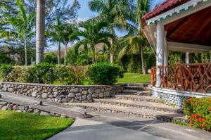 a set of stairs leading to a house with palm trees at Hotel Puente Nacional & Spa in Puente Nacional