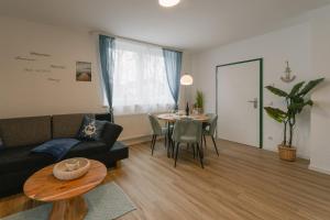 ein Wohnzimmer mit einem Sofa und einem Tisch in der Unterkunft Modernes 2-Zimmer Themen-Apartment "Meereslust" im Zentrum in Bayreuth