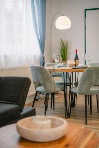comedor con mesa y sillas en Modernes 2-Zimmer Themen-Apartment "Meereslust" im Zentrum en Bayreuth
