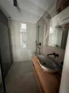 ein Badezimmer mit einem großen Waschbecken und einer Dusche in der Unterkunft Samnaun, ChaletdMot in Samnaun