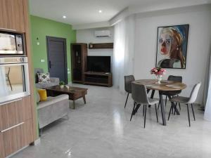 uma sala de estar com uma mesa e um sofá em Κομψό διαμέρισμα 2 υπνοδωματίων em Limassol